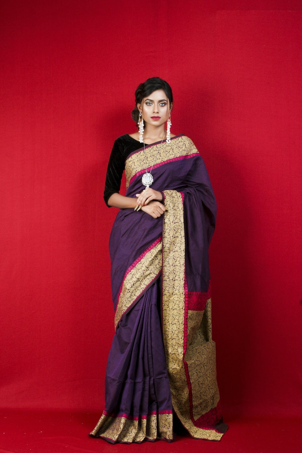 Mujer en sari rojo y marrón