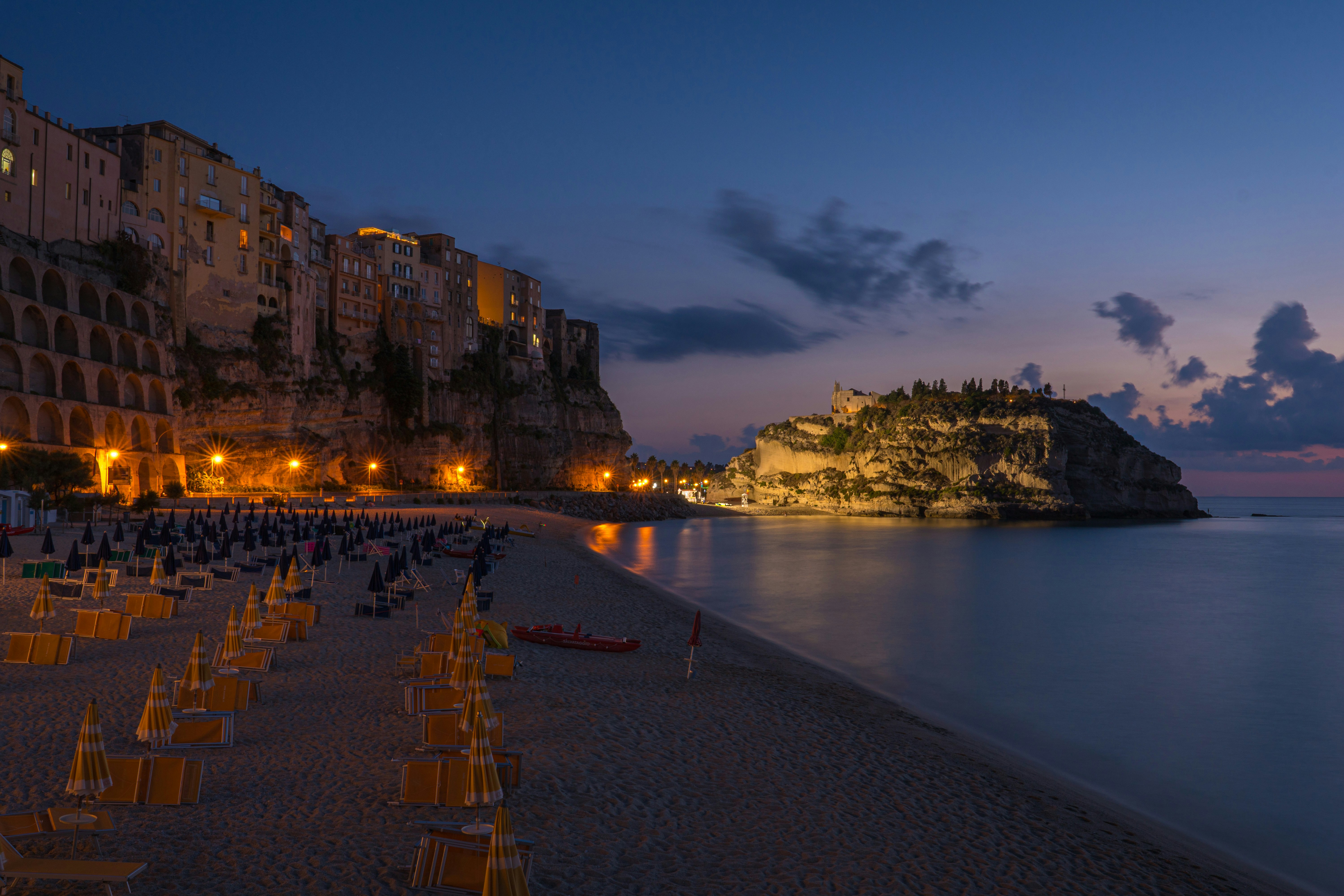 Scorcio suggestivo del centro storico di Tropea al tramonto