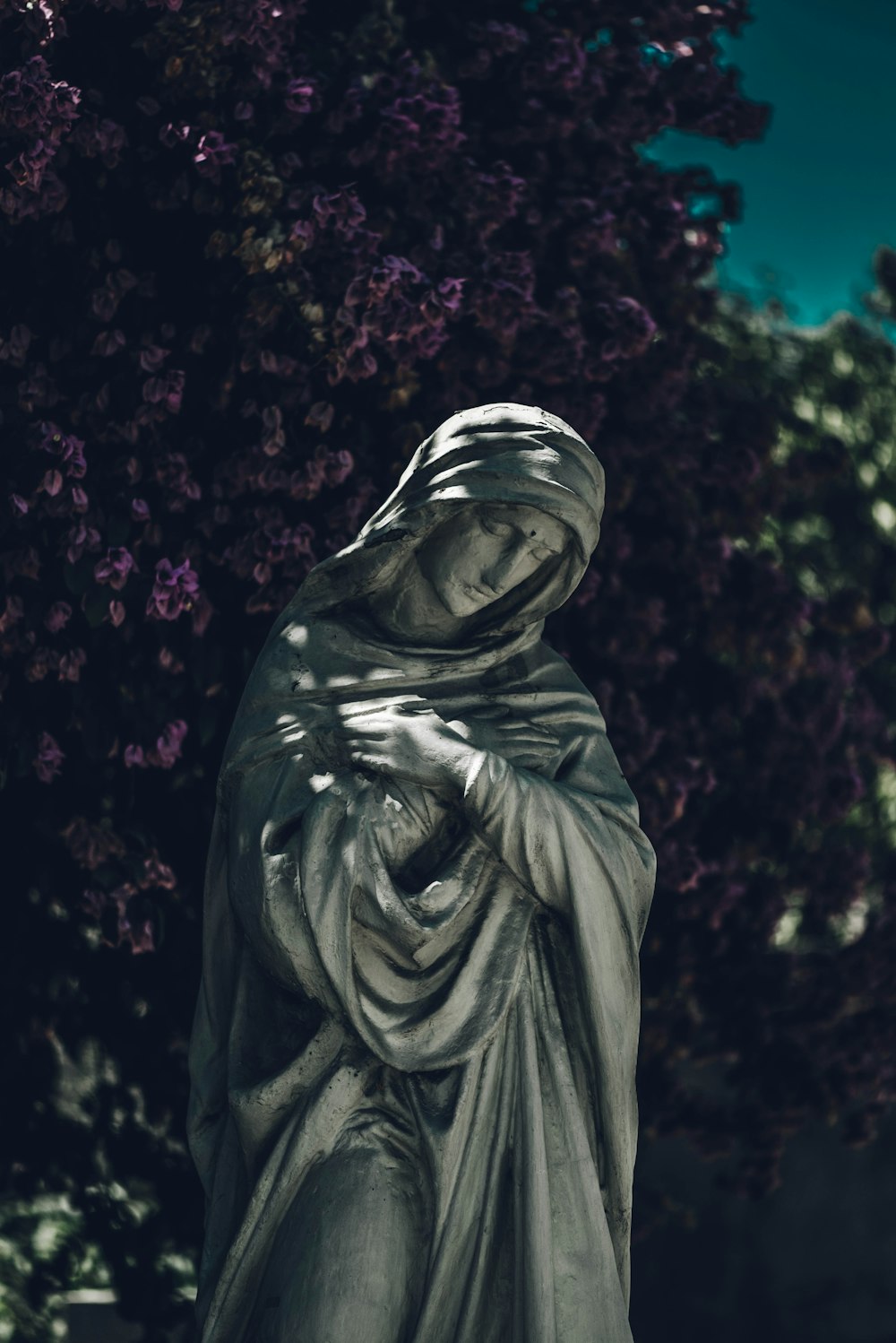 man in gray robe statue