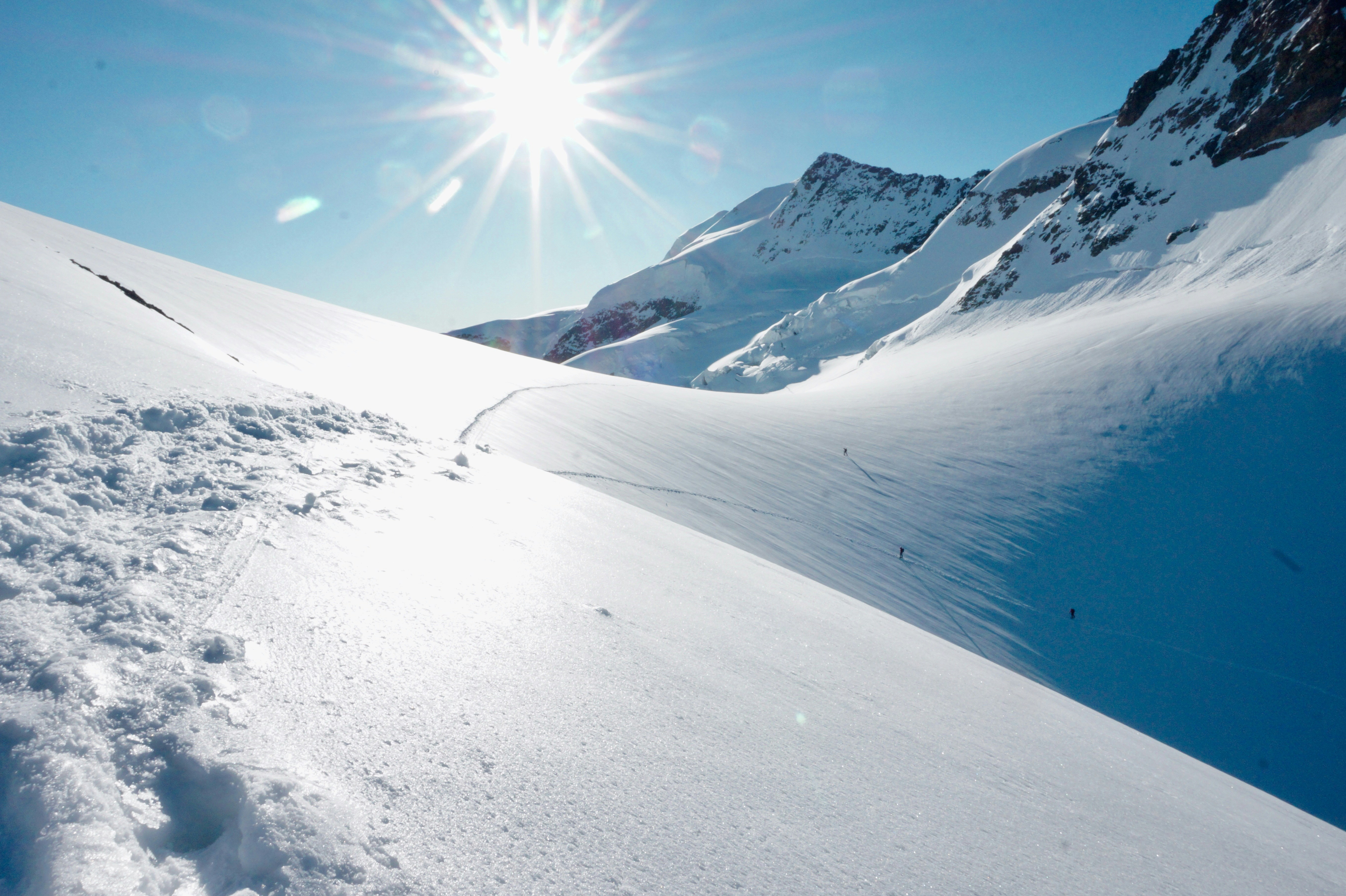 Sono circa le 7:15 del mattino, quando arriviamo al Rifugio Marco e Rosa a 3600 mt slm, punto di partenza per la salita al Monte Bernina.