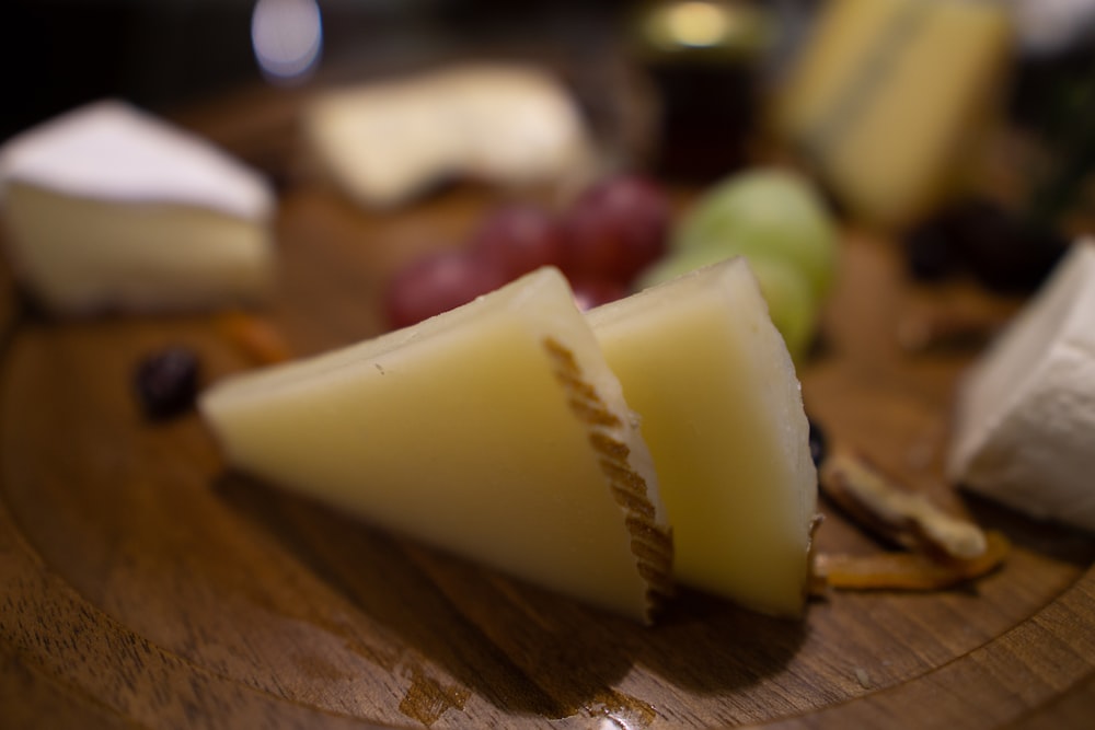 fruits tranchés sur une planche à découper en bois brun