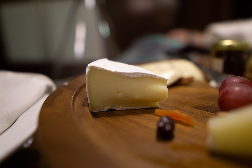 fromage tranché sur une planche à découper en bois brun