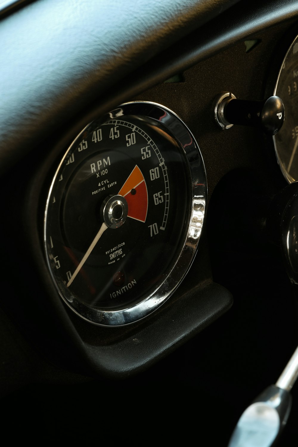 Schwarz-Weiß-Analog-Tachometer