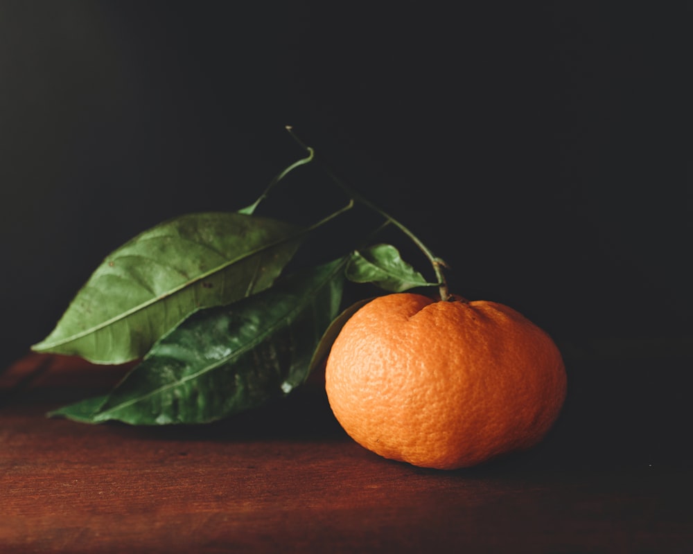 Orangenfrucht auf braunem Holztisch