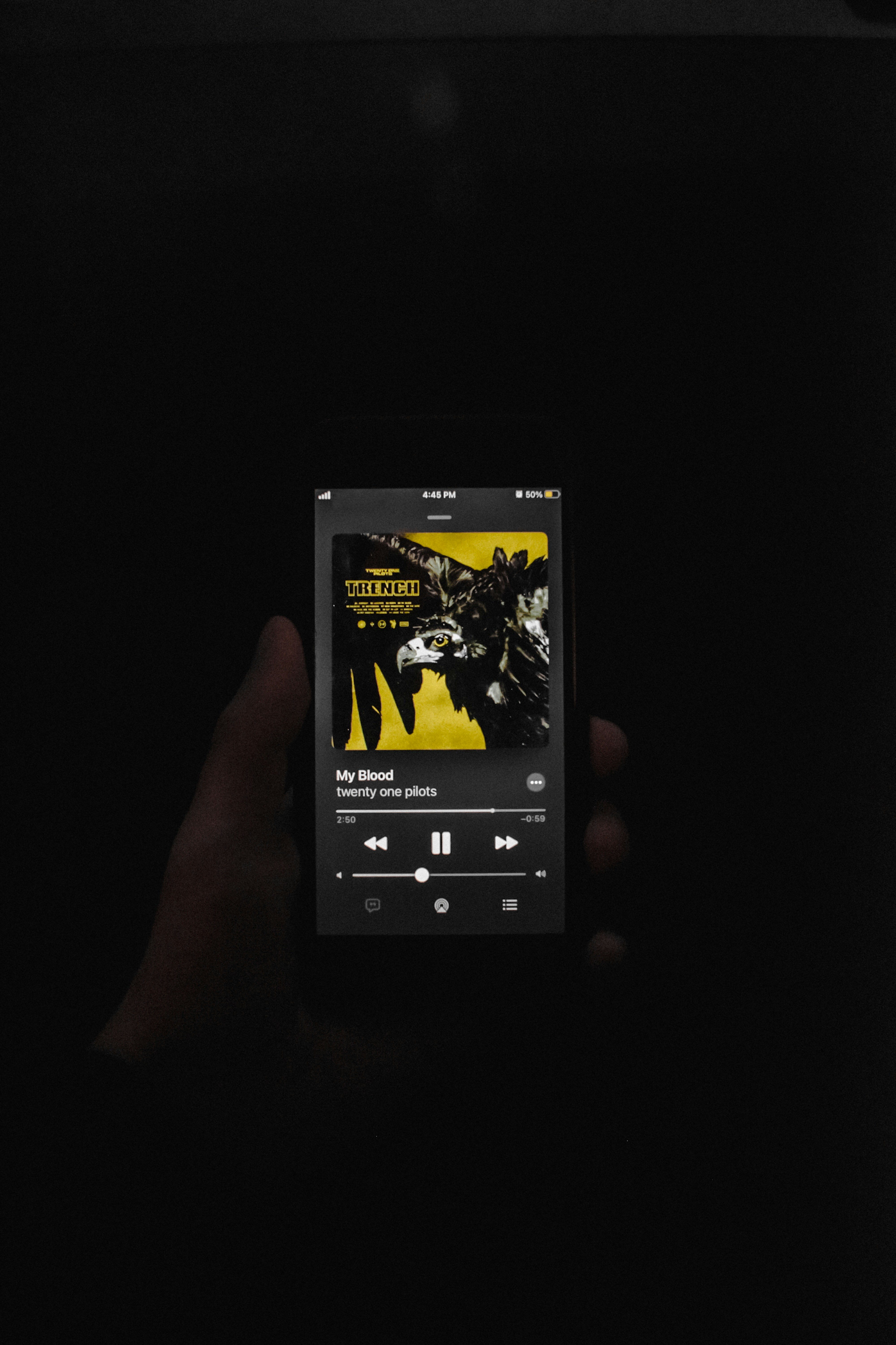 pessoa segurando nintendo ds preto