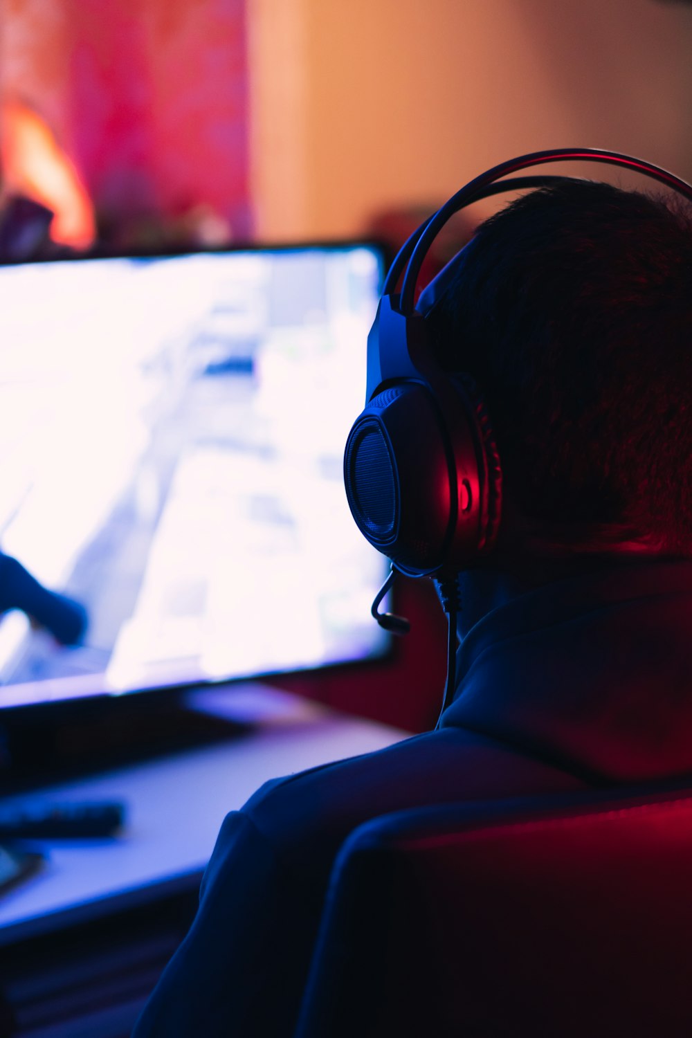 man in red shirt wearing black headphones, videojuegos