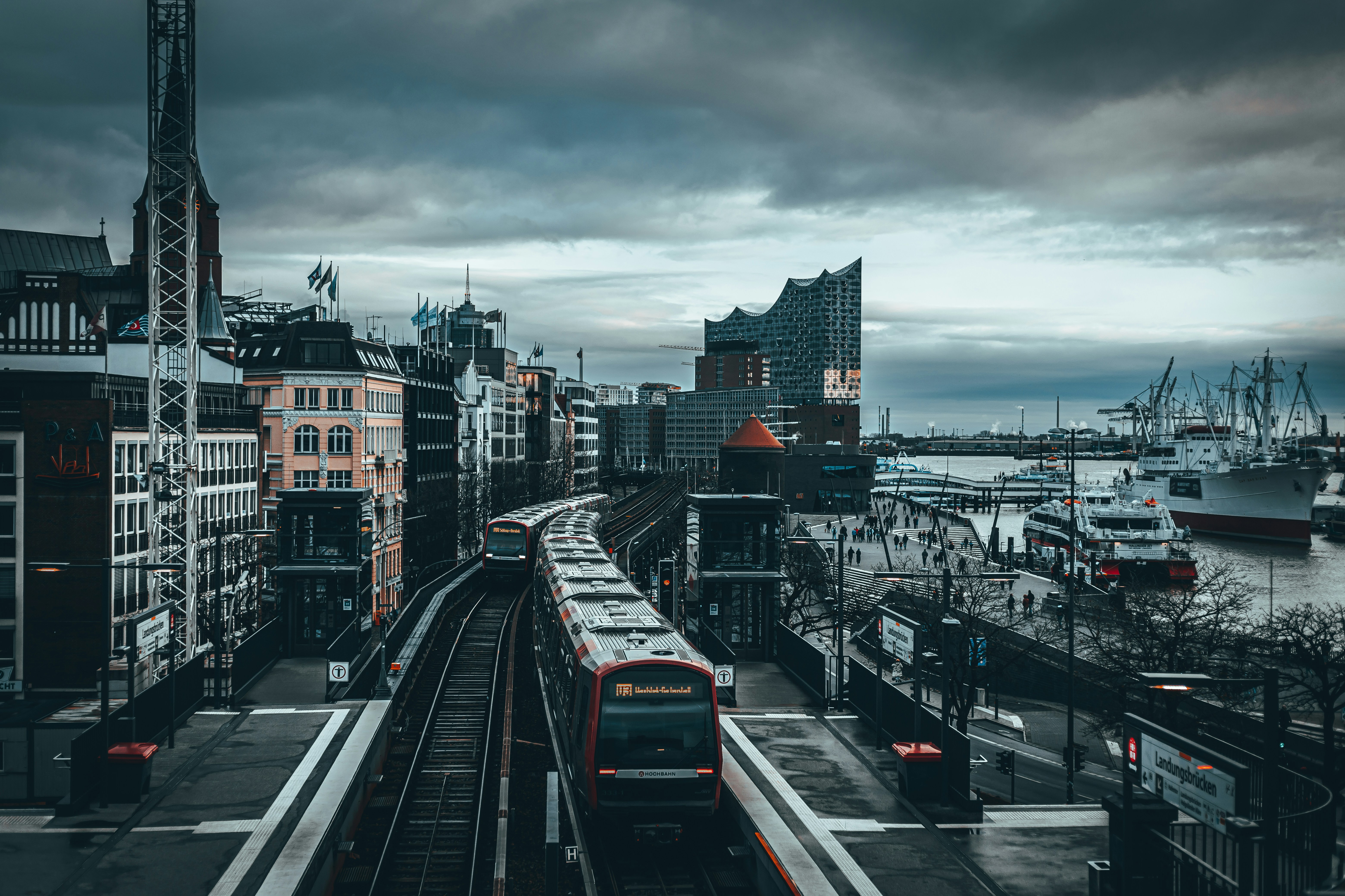 photo-1610041919517-5e1e6a55b5df?ixid=M3wxMjA3fDB8MXxzZWFyY2h8MTl8fGFsc3RlcnJ1bmRmYWhydCUyMGhhbWJ1cmclMjBlcmt1bmRlbiUyMHNpZSUyMGRpZSUyMHN0YWR0fGVufDB8fHx8MTc4OTY0NzE4MXww\u0026ixlib=rb-4.1.0