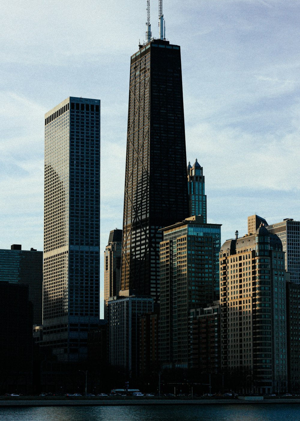 茶色と白の高層ビル