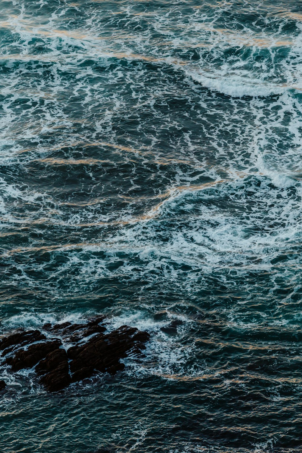 ocean waves crashing on shore during daytime