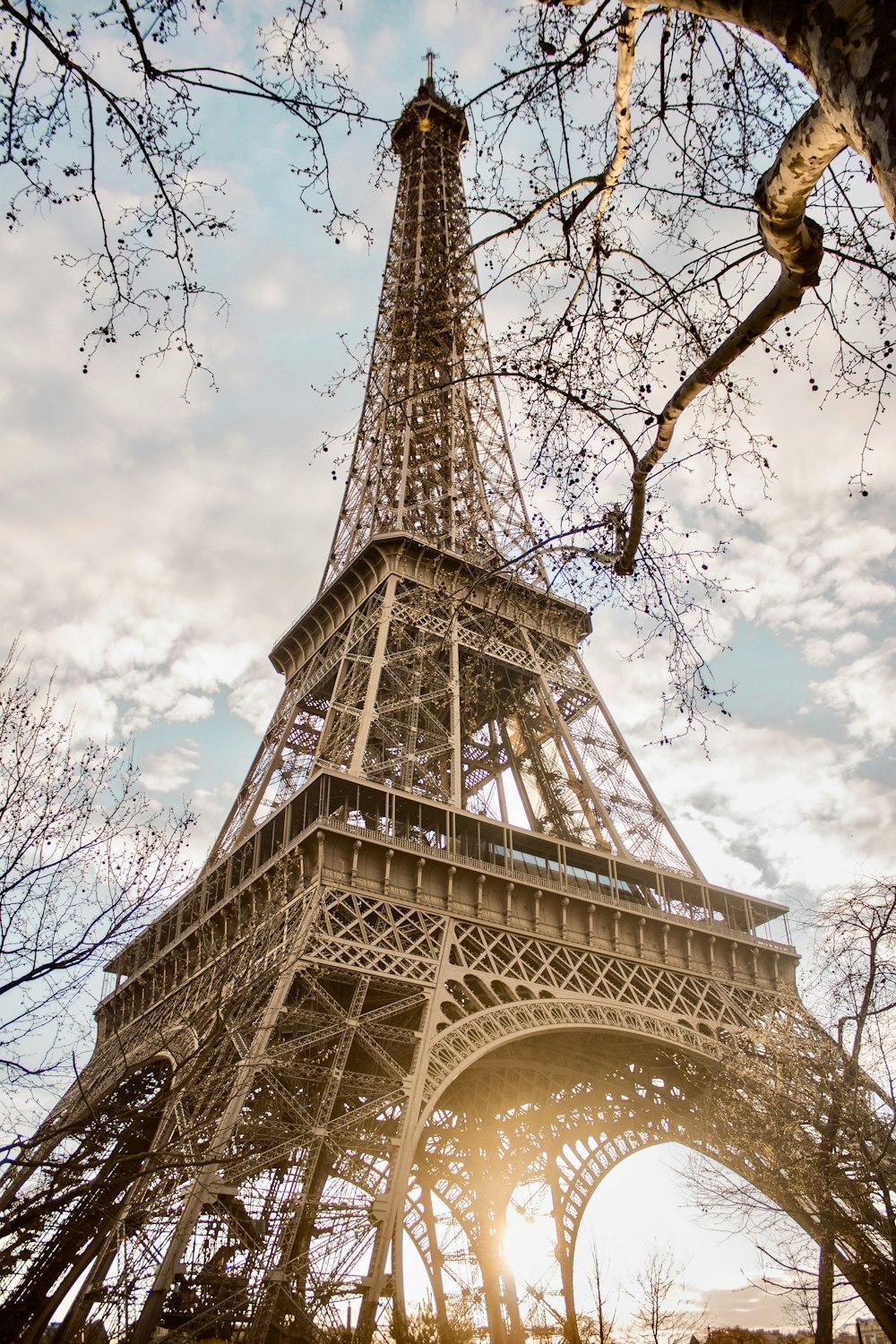 낮 동안 흰 구름 아래 에펠 탑