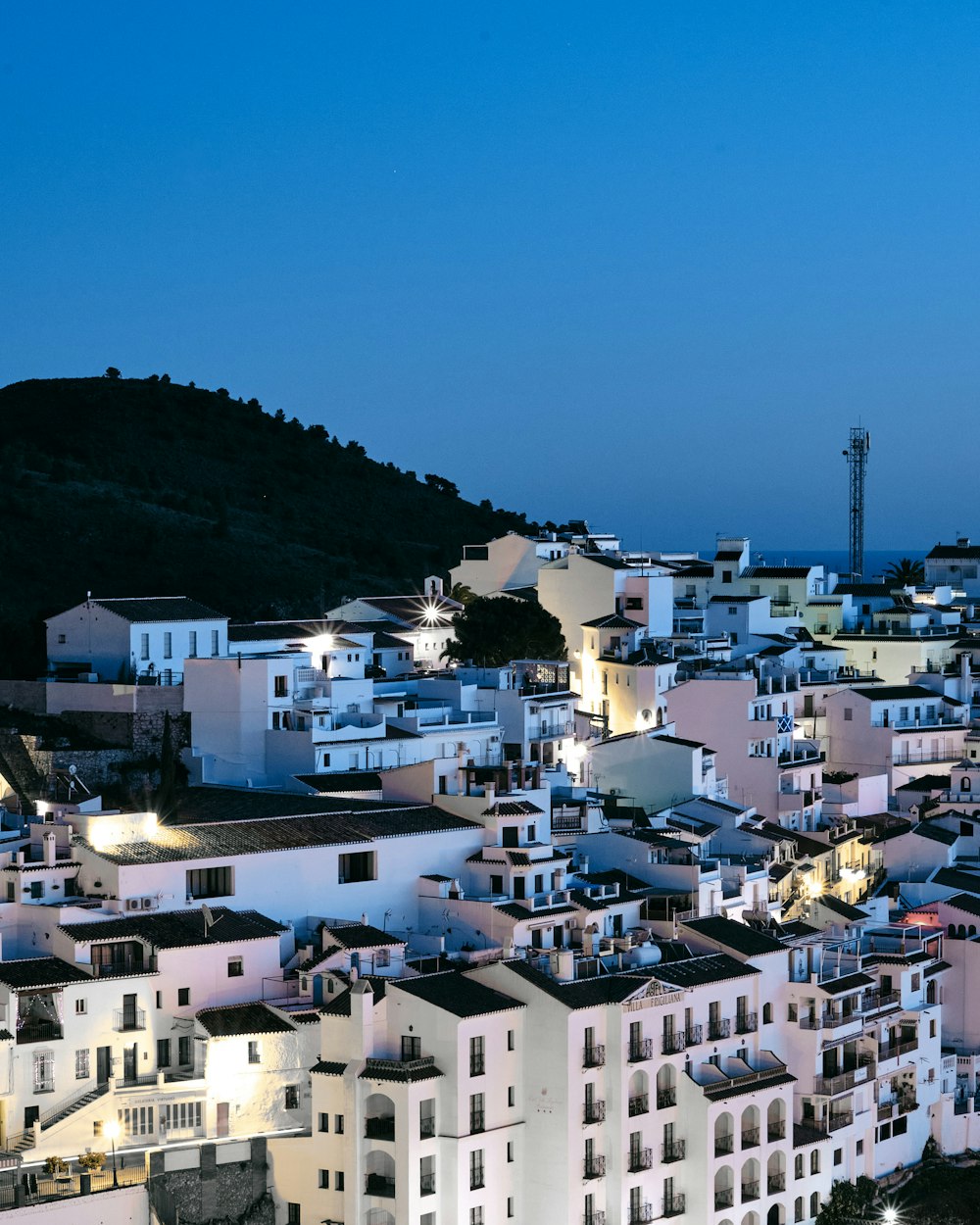 Edificios de hormigón blanco en la colina bajo el cielo azul durante el día