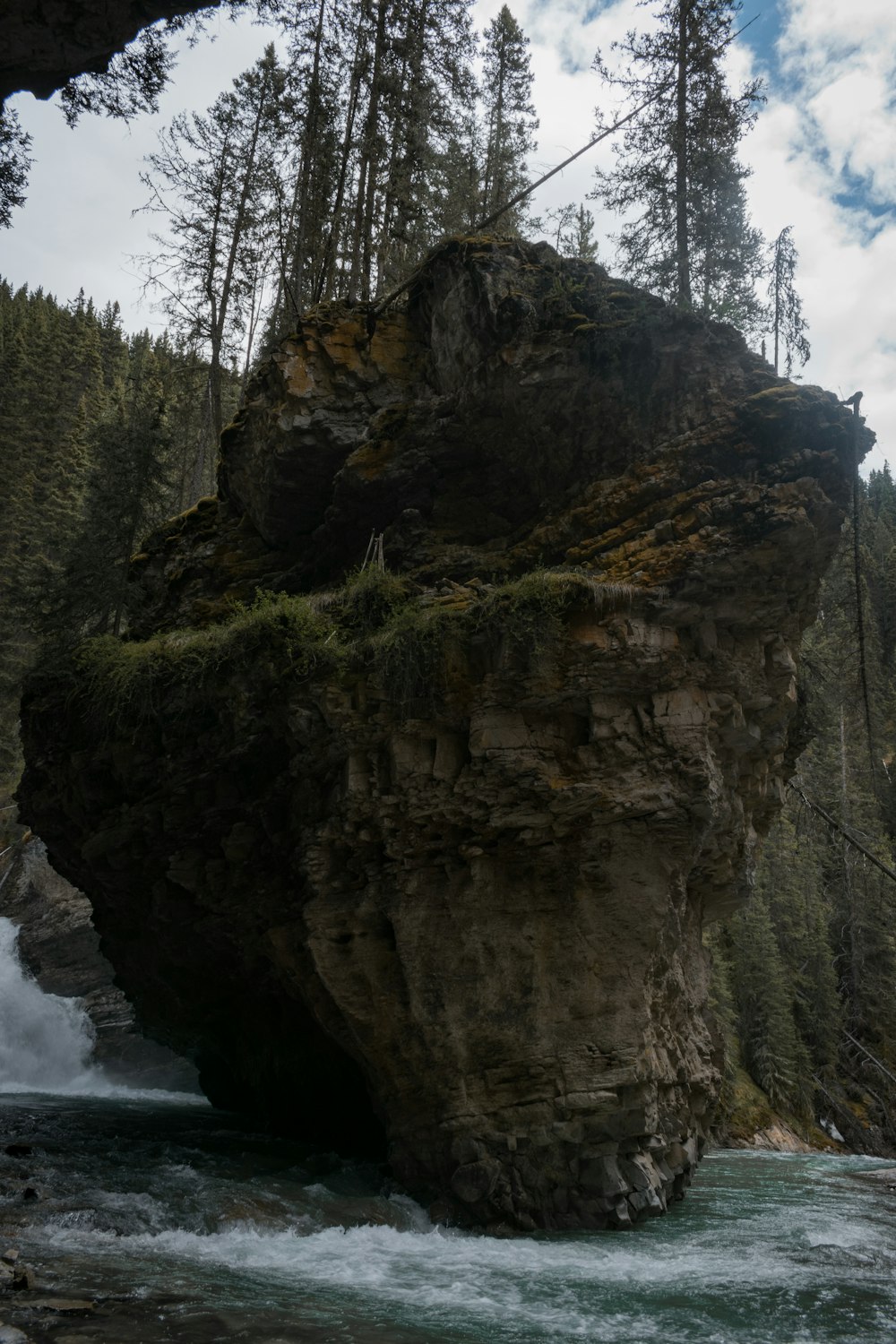 uma grande rocha com uma cachoeira saindo dela