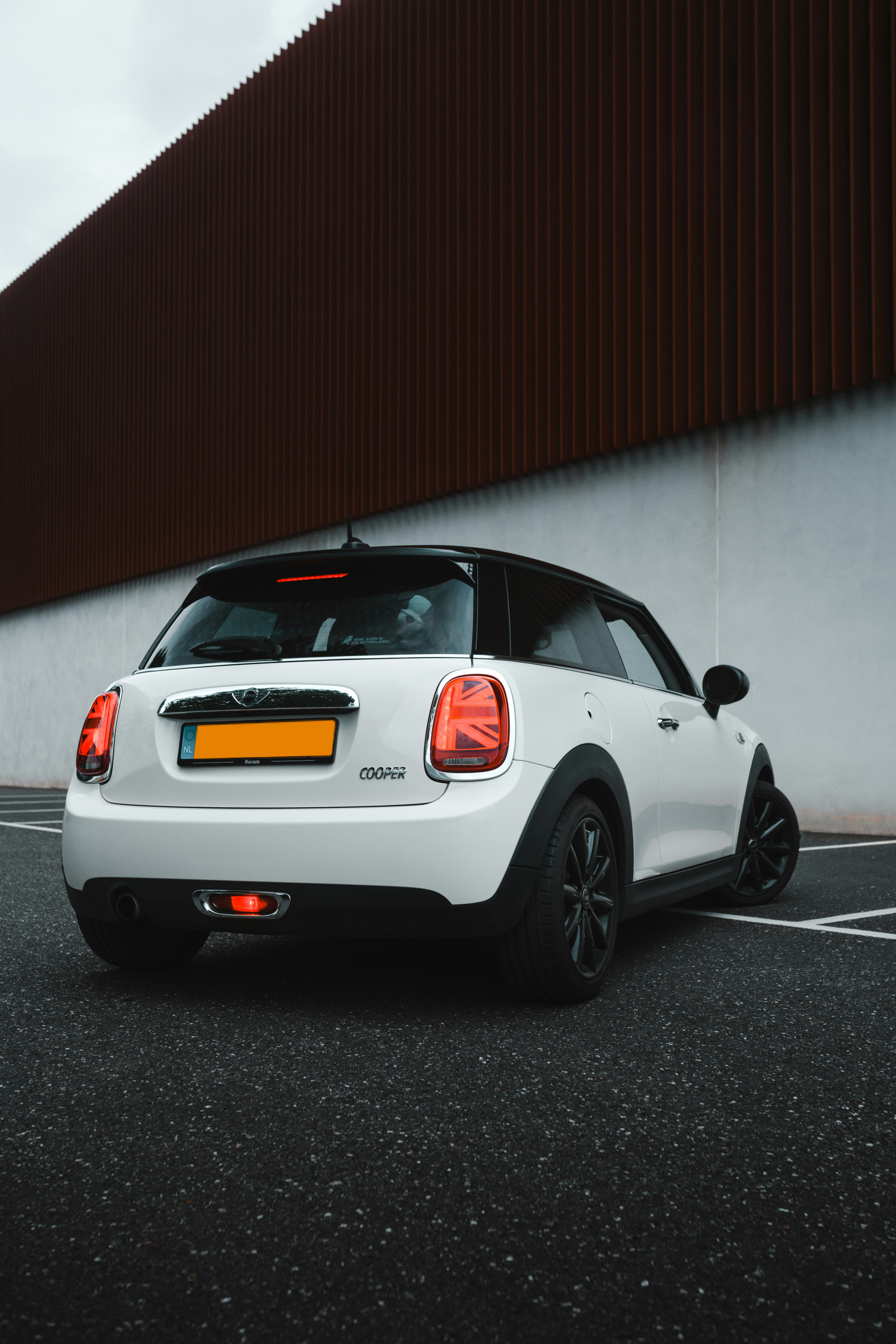 駐車場に停車した白いポルシェ911