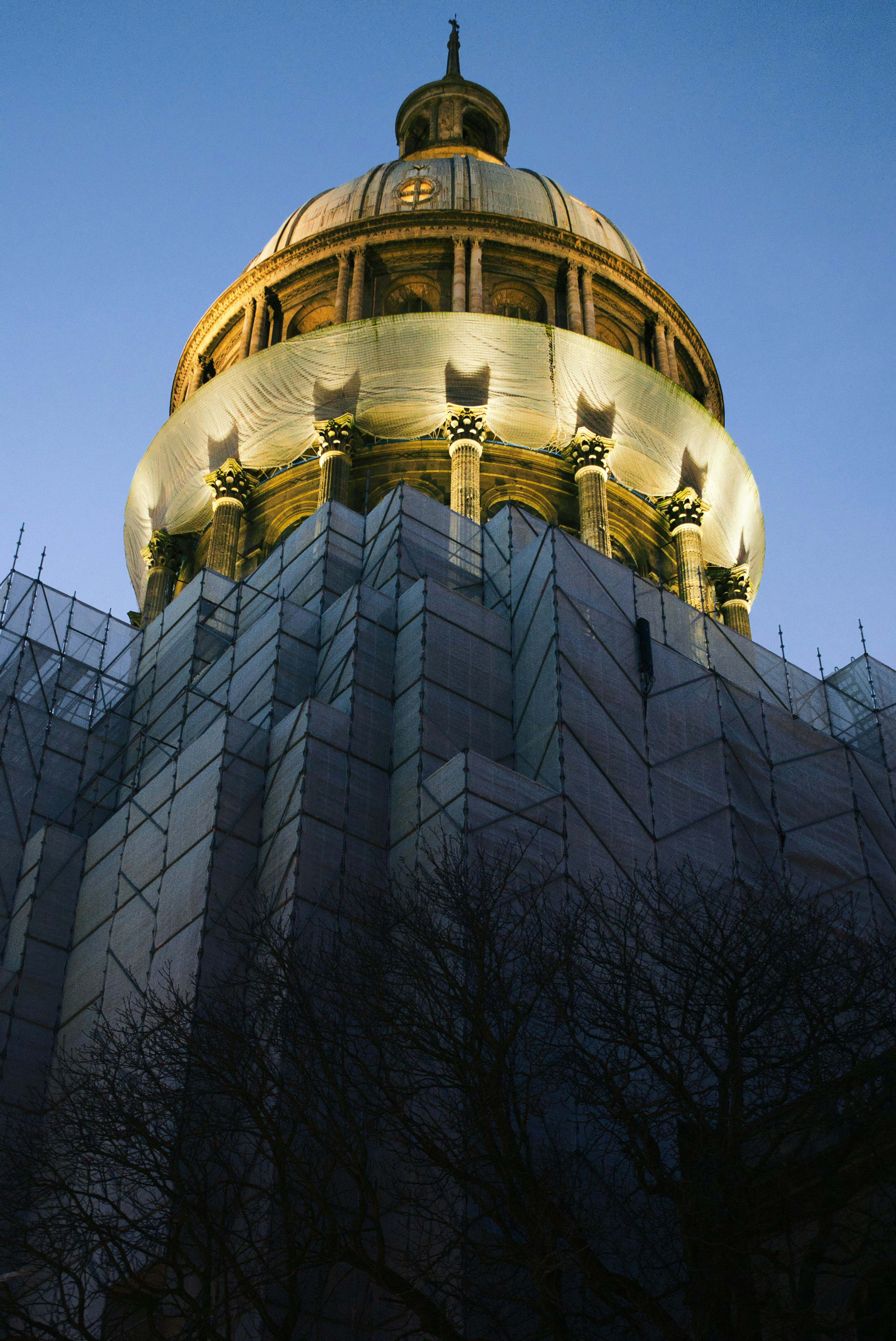 edificio in cemento bianco e blu