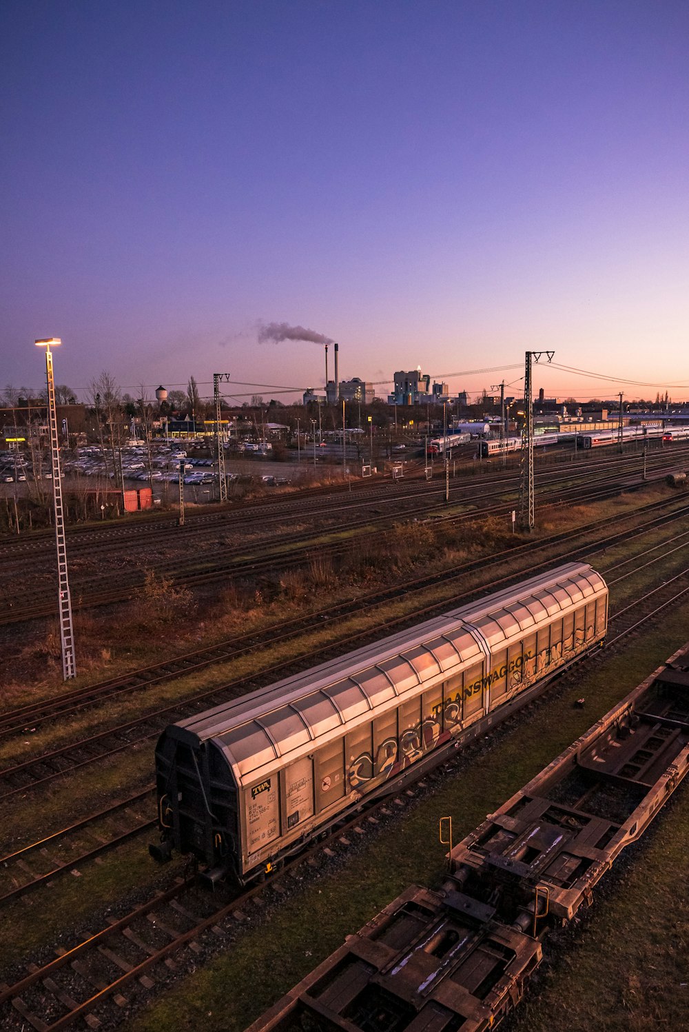 Tren bajo el cielo azul durante el día