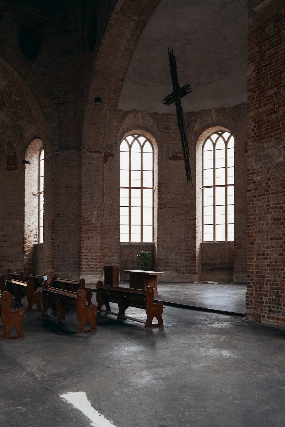 chaises en bois marron à l’intérieur du bâtiment