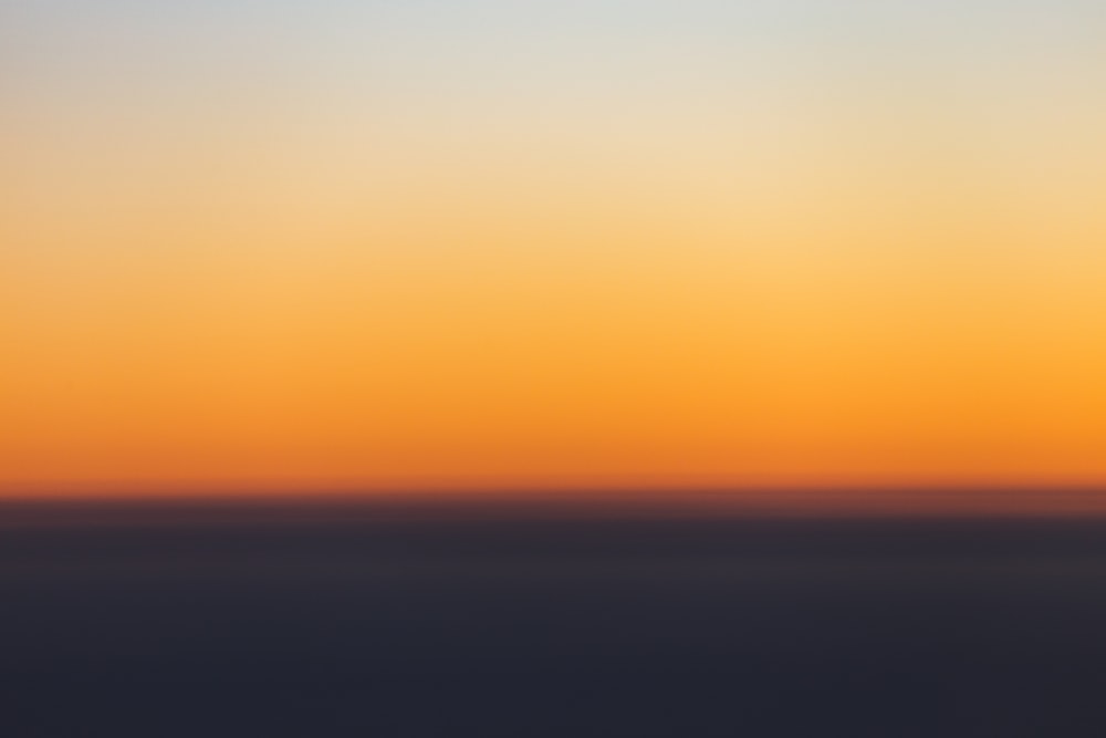 orangefarbener und blauer Himmel bei Sonnenuntergang