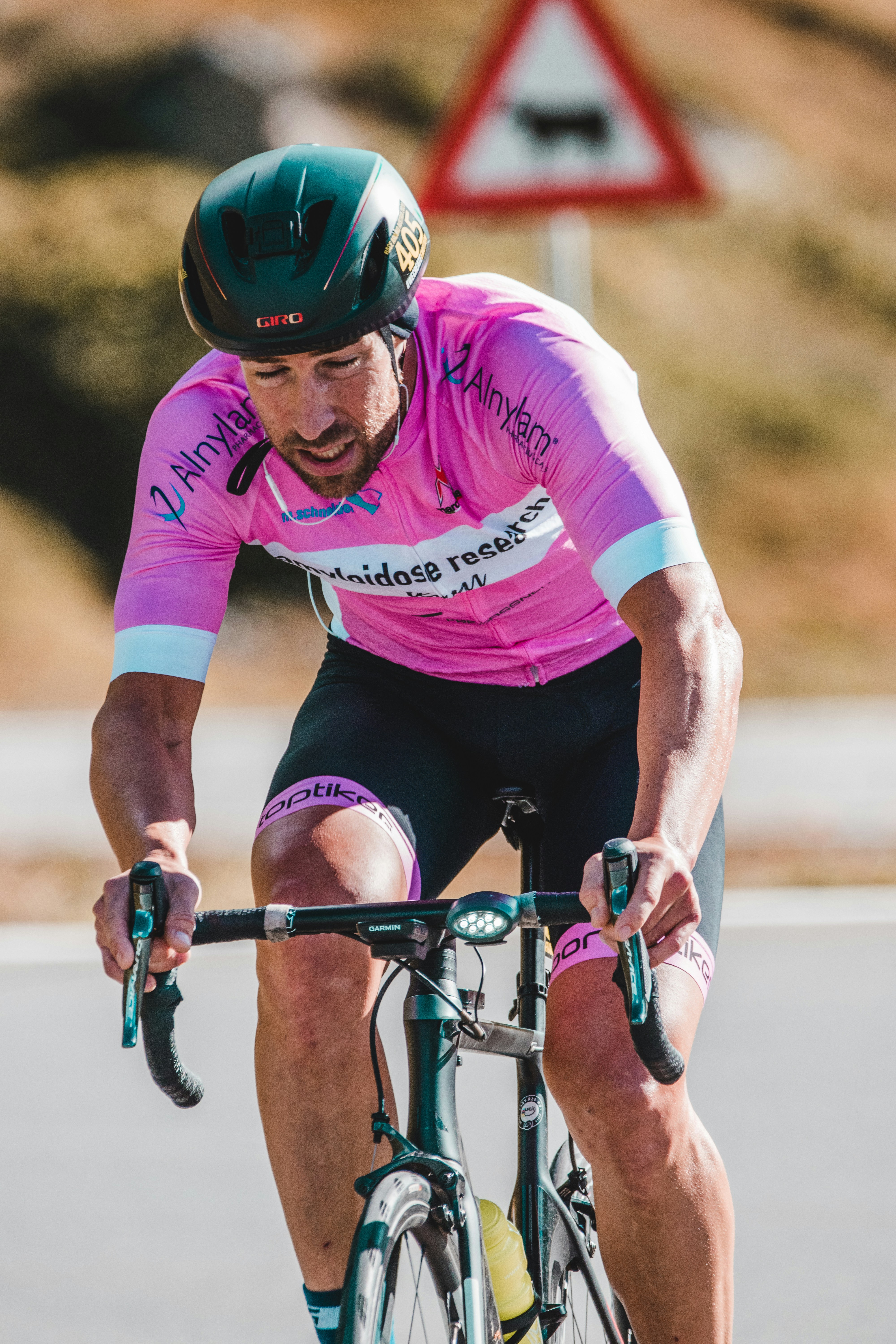 昼間に黒と青の自転車に乗っているピンクと白の長袖シャツの男の写真 Unsplashで見つける衣服の無料写真