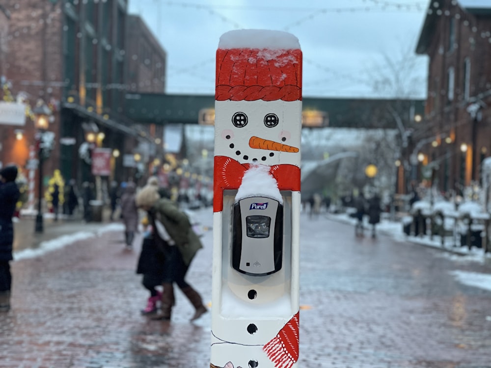 estatueta vermelha e branca do boneco de neve