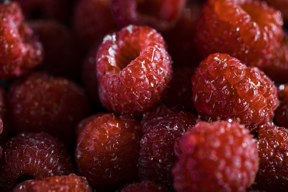 red raspberries in close up photography