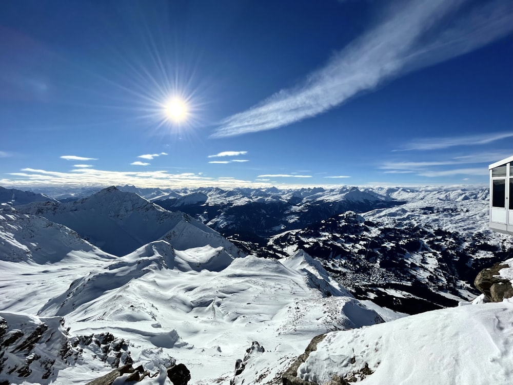 Montaña cubierta de nieve bajo el cielo azul durante el día