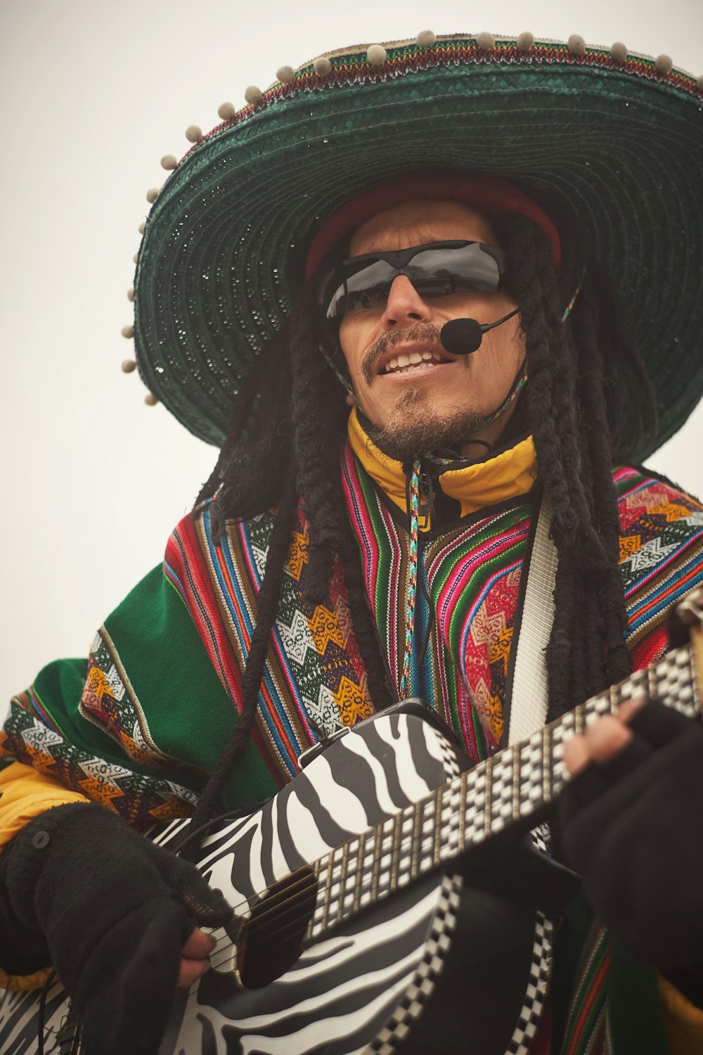 hombre con sombrero negro y gafas de sol