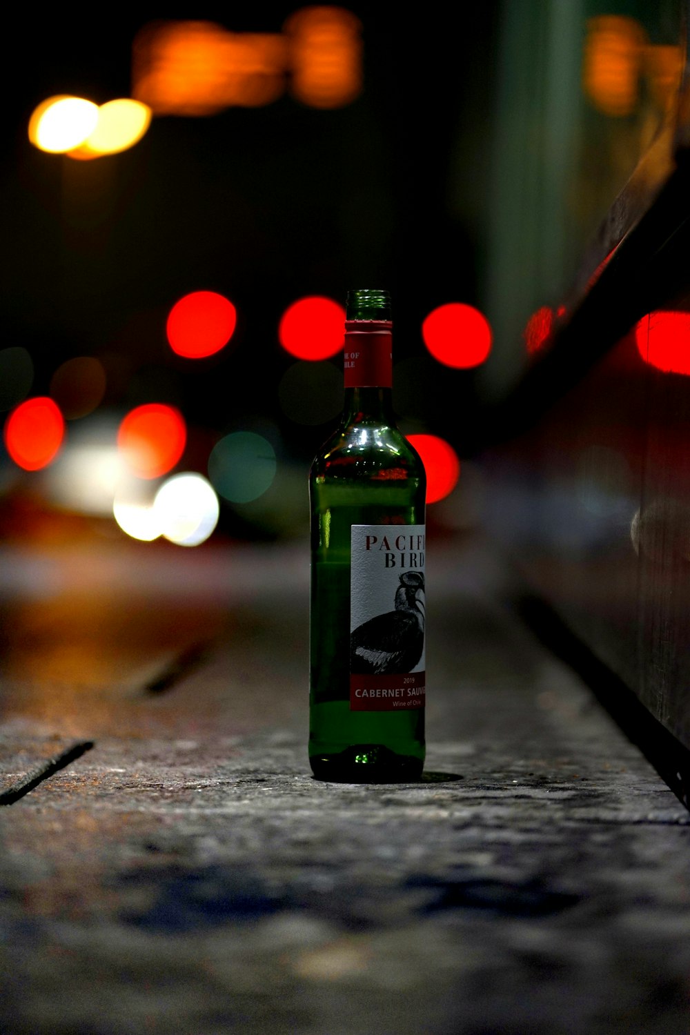 bouteille en verre vert sur table en bois marron