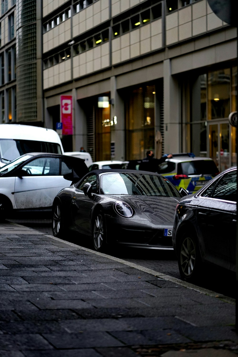 Mercedes Benz Classe C noire garée sur le trottoir pendant la journée