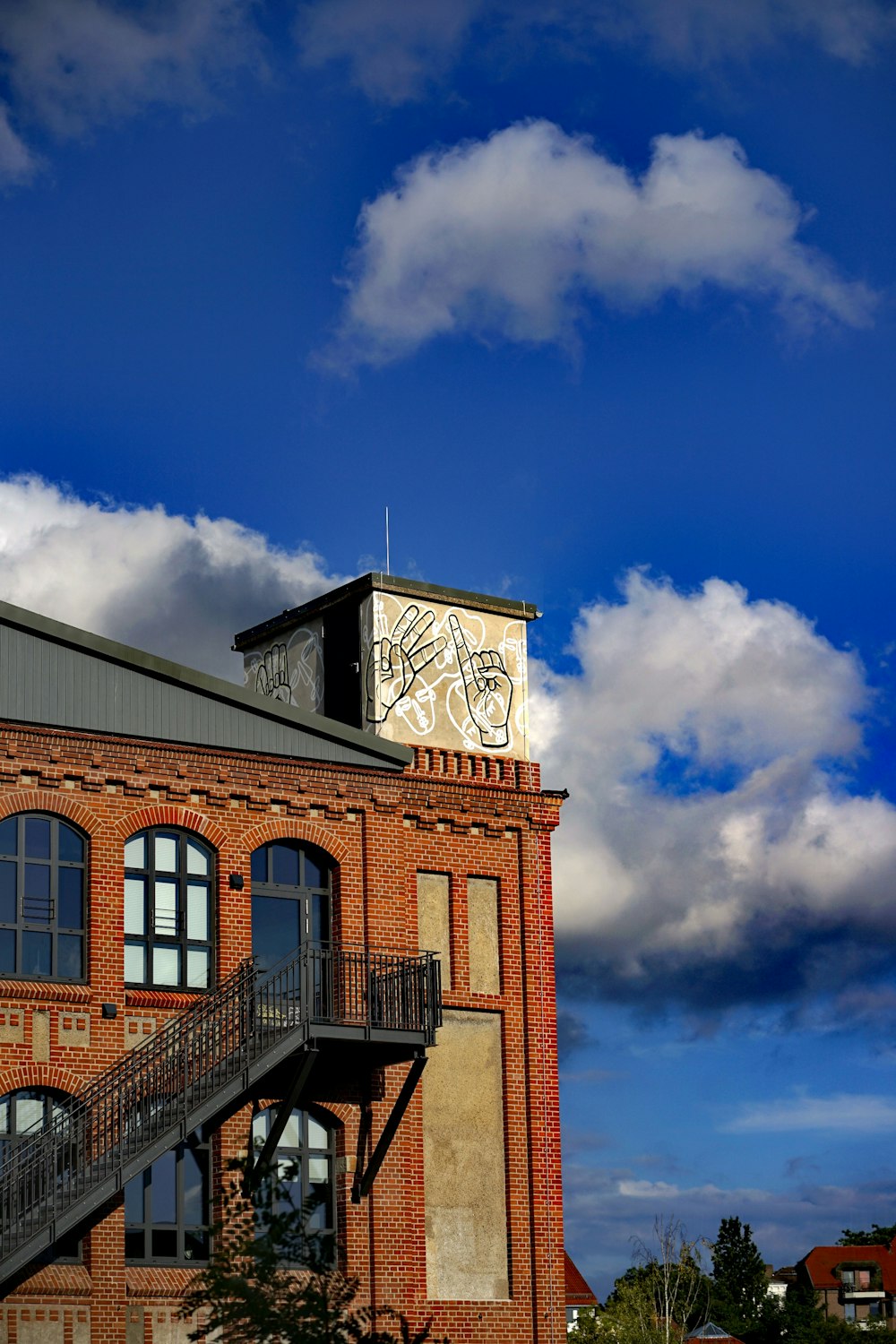 Braun-weißes Betongebäude unter blauem Himmel