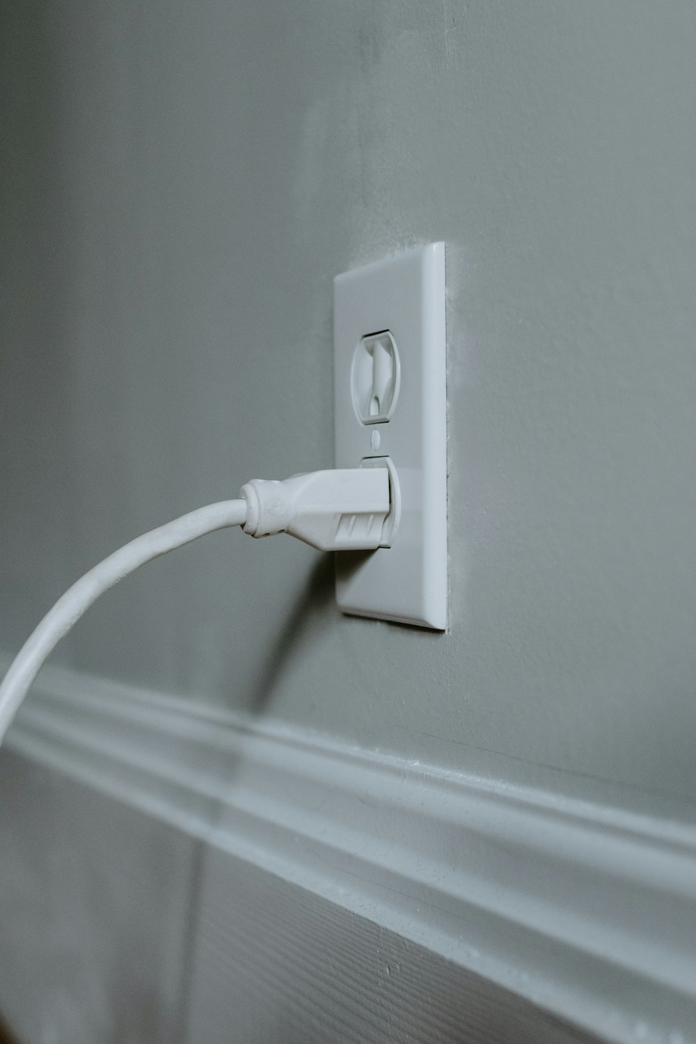 흰색 전기 소켓에 연결된 흰색 USB 케이블