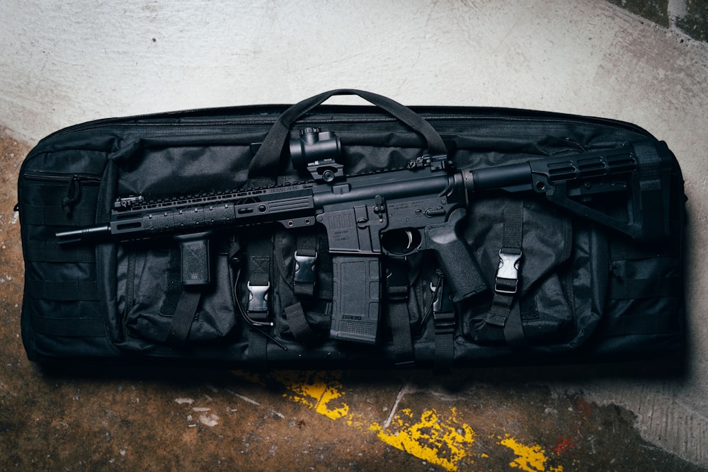 Fusil noir dans un sac noir