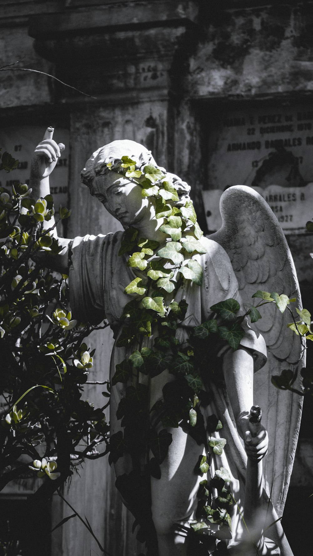 Hombre en estatua de chaqueta negra