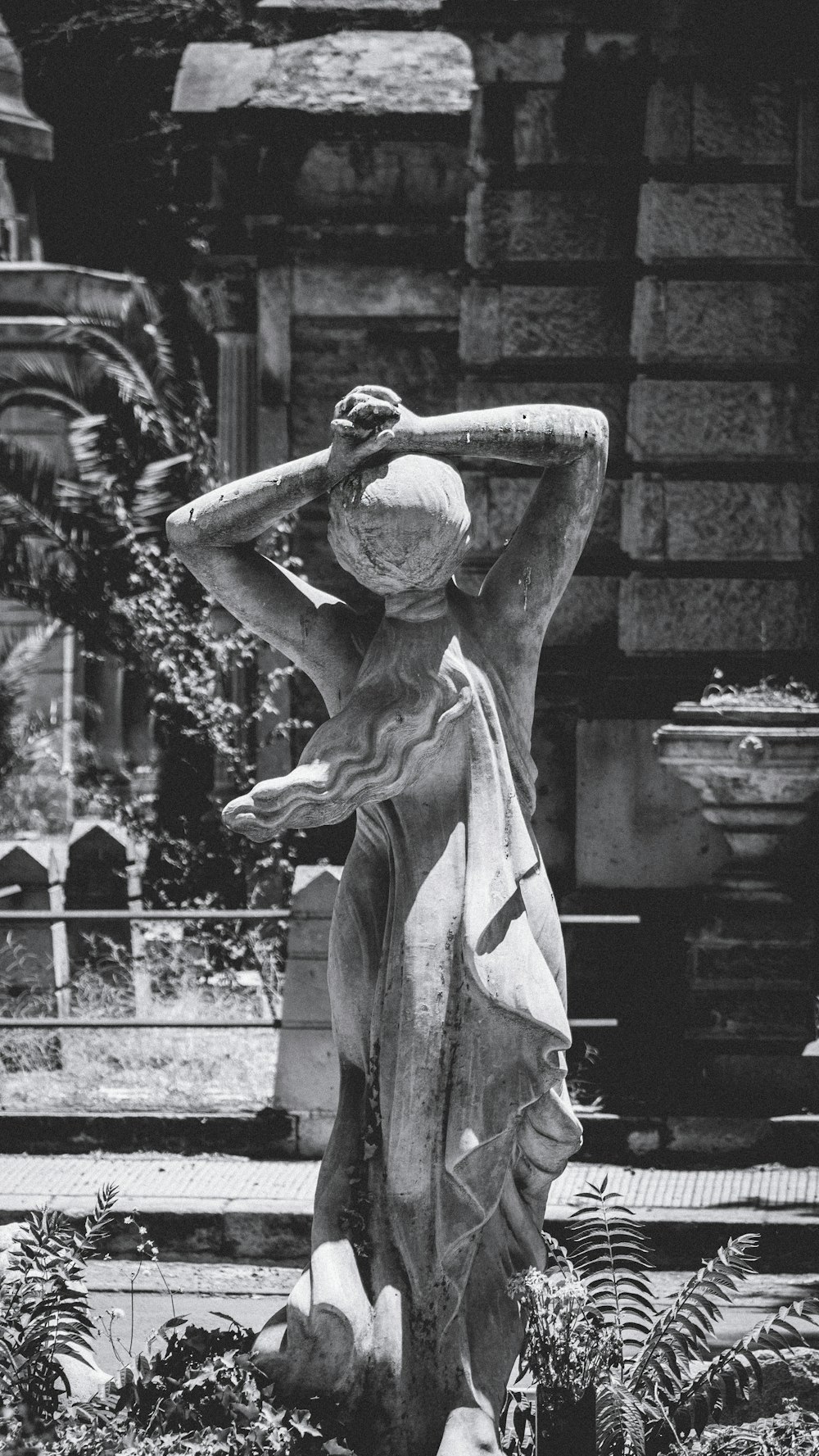 Foto en escala de grises de la estatua de la mujer