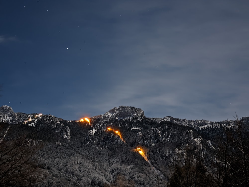 Brauner Rocky Mountain unter blauem Himmel während der Nacht