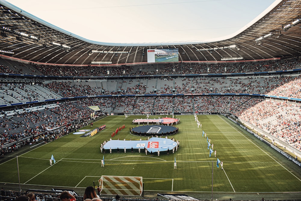 Menschen, die tagsüber Fußballspiele sehen