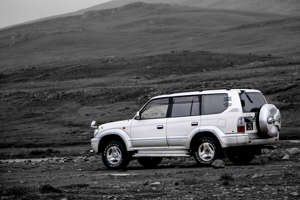 SUV bianco su strada sterrata