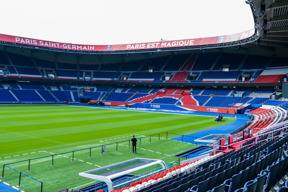 personnes sur le stade pendant la journée