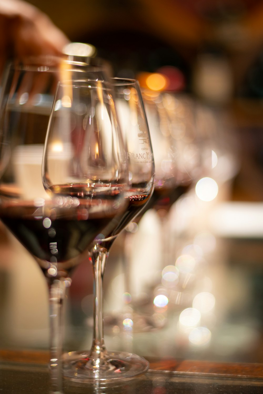 verre à vin transparent avec du vin rouge