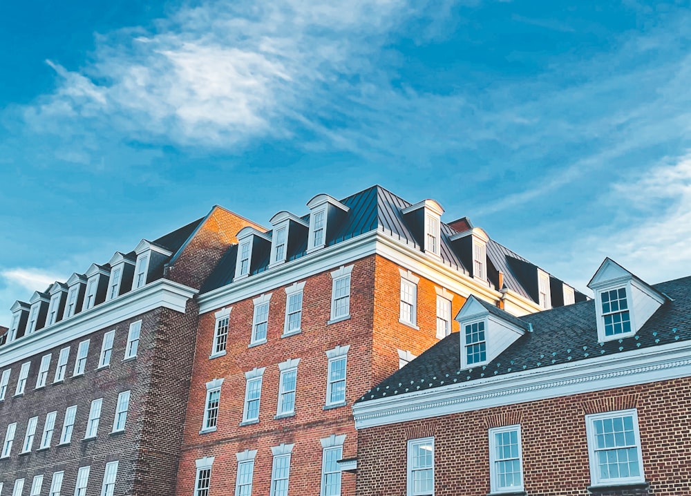 Edificio de hormigón marrón bajo el cielo azul durante el día