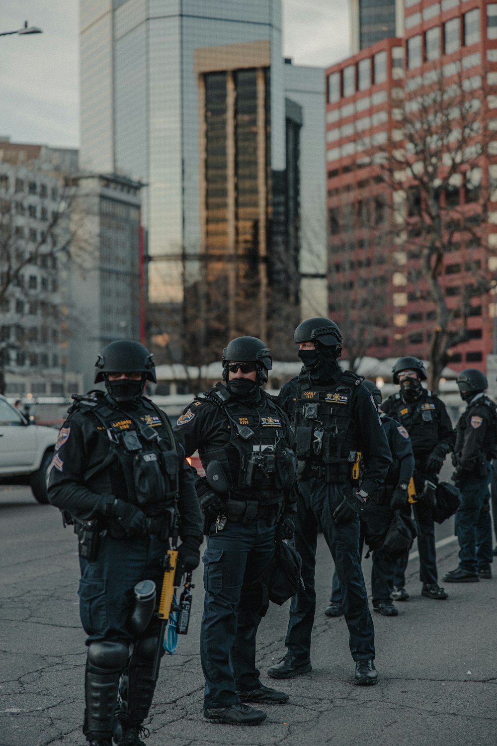 Gruppe von Männern in schwarz-gelber Uniform, die tagsüber auf der Straße stehen