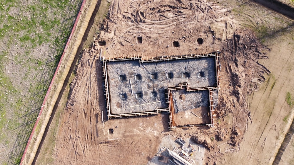 Vue aérienne d’un bâtiment en béton gris