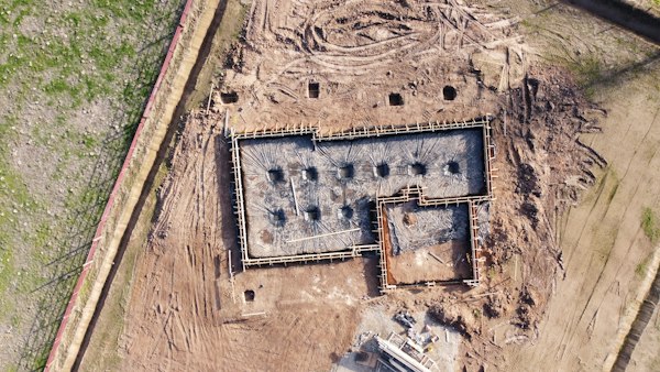 Vista aérea da laje de fundação de uma casa em construção