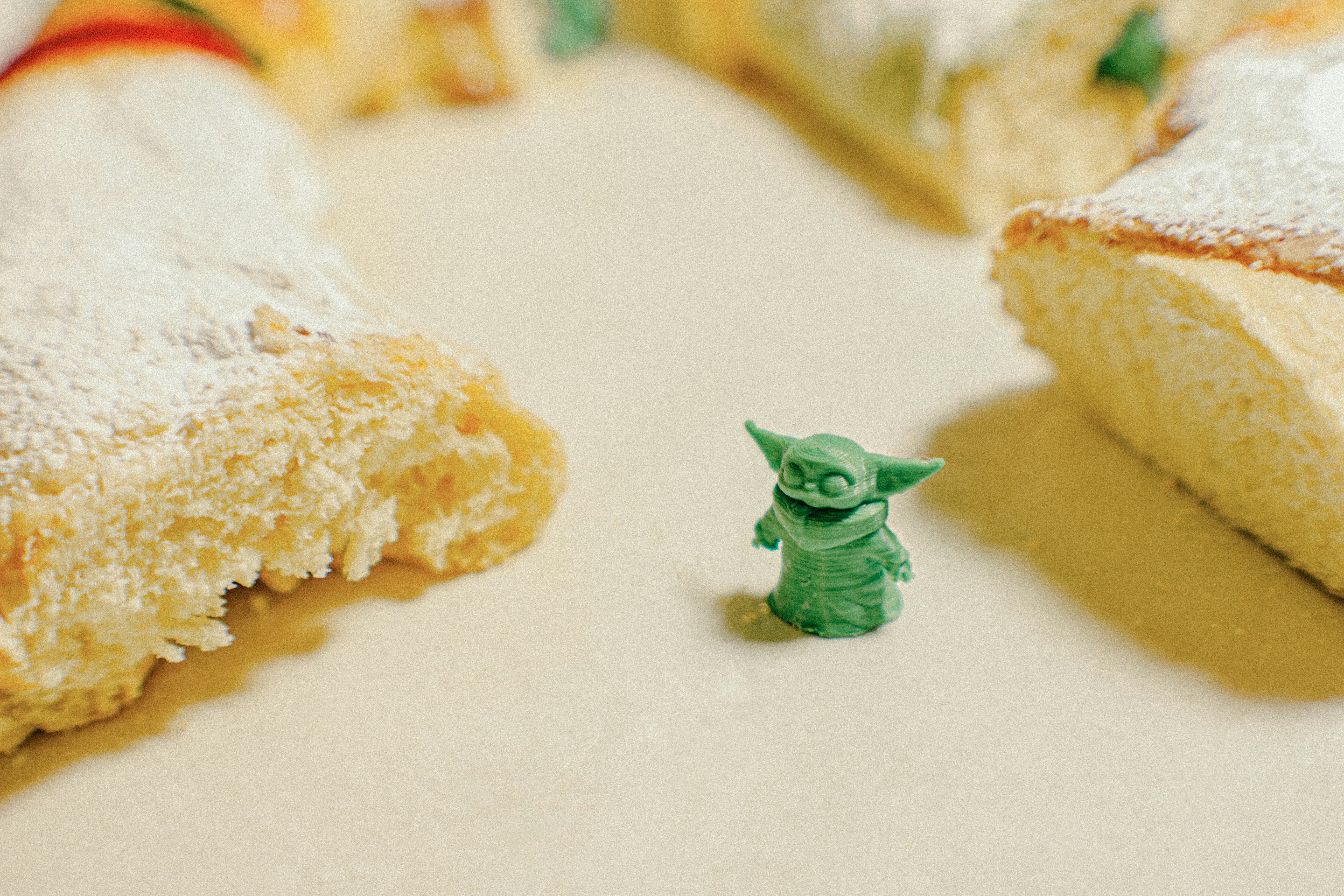 Rosca de reyes con grogu bebe yoda