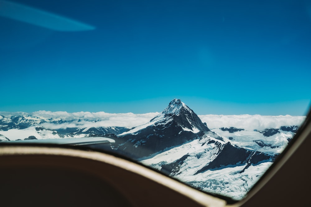 Schneebedeckter Berg unter blauem Himmel tagsüber