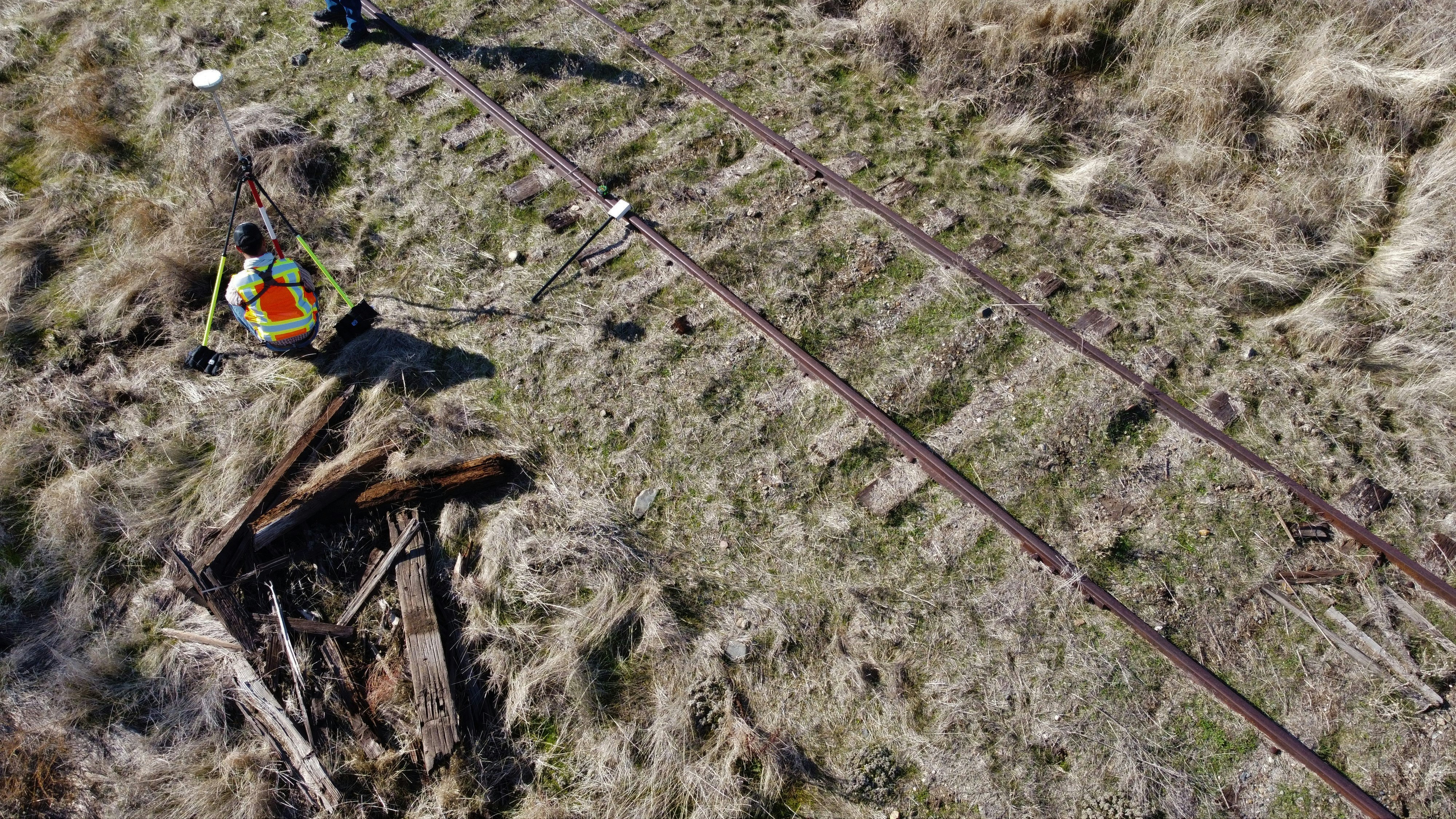 Black and blue fishing rod on green grass field photo – Free Surveyor
