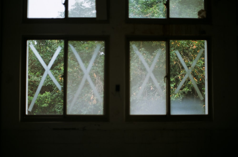 ventana de vidrio con marco de madera blanca