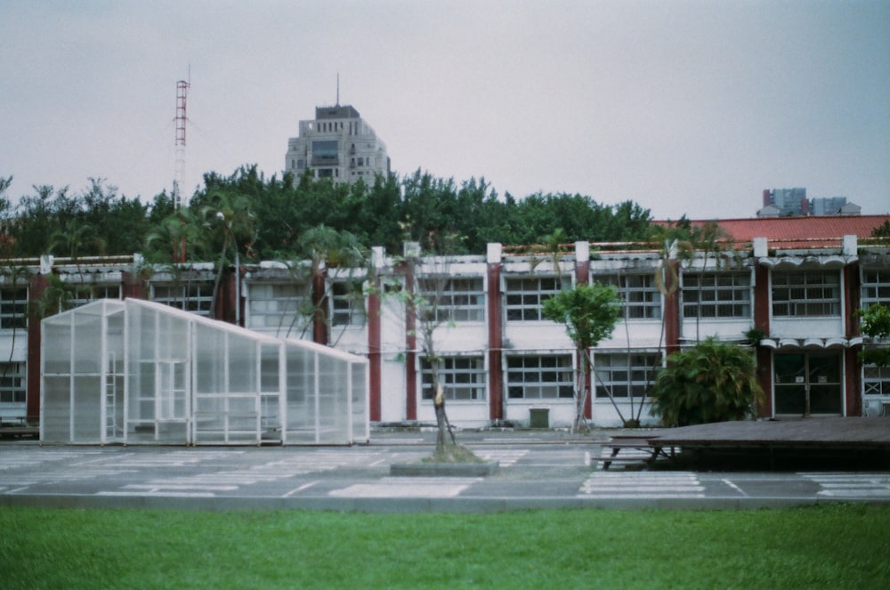 Edificio de hormigón blanco cerca de Green Grass Field durante el día