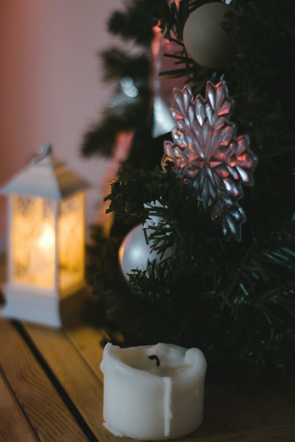 Sapin de Noël vert avec boules de Noël