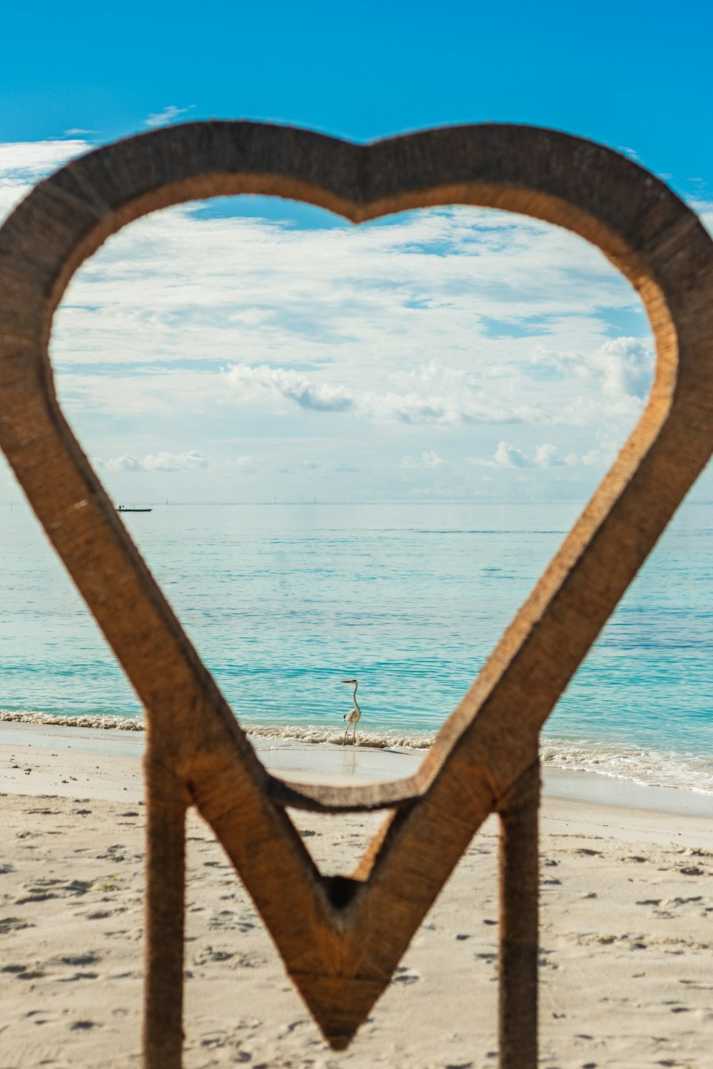 Arco di legno marrone sulla spiaggia durante il giorno