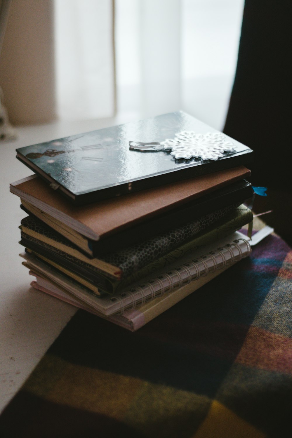 Libros sobre mesa de madera marrón